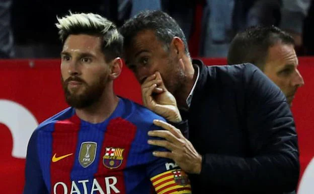 Luis Enrique habla con Messi durante un partido. 