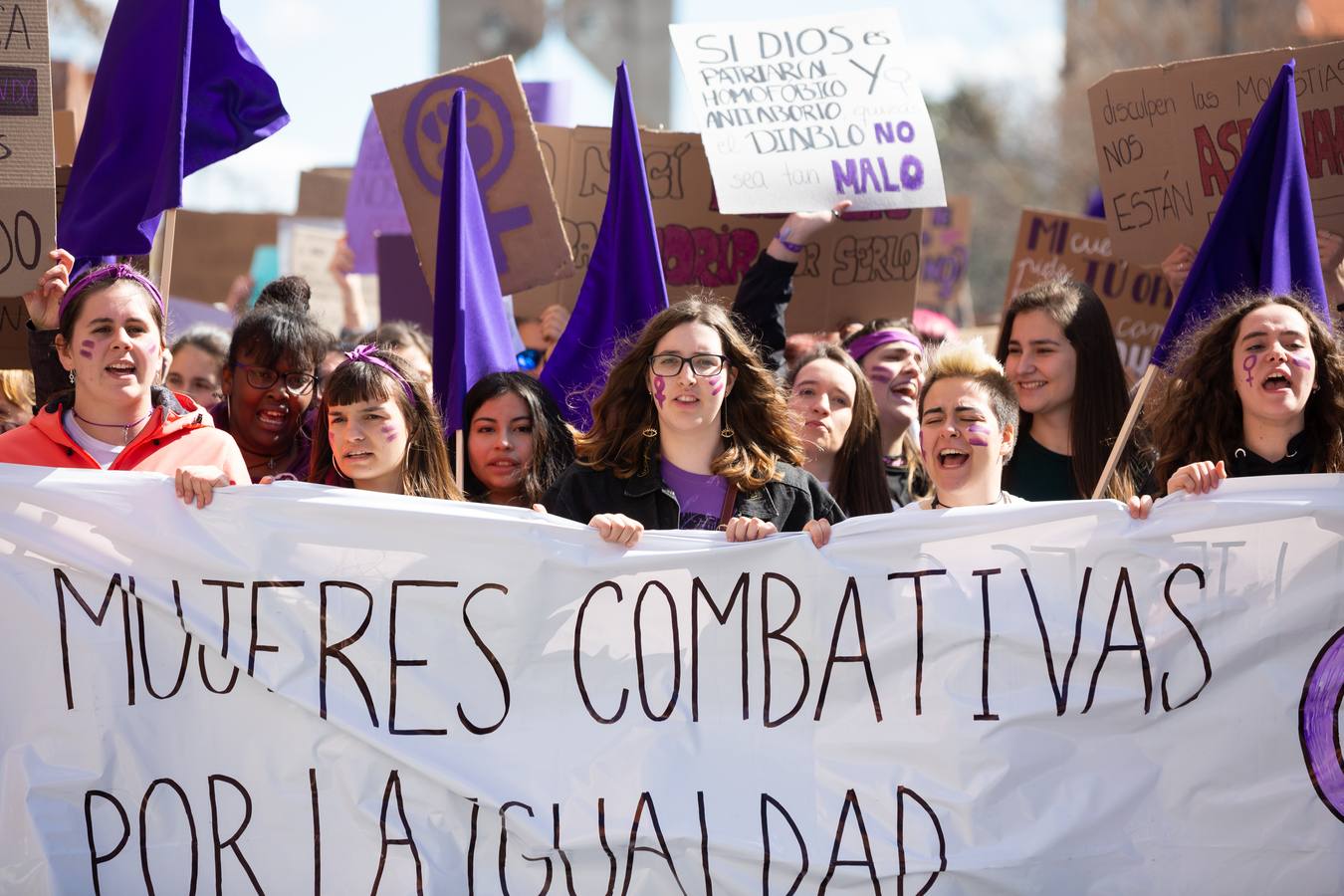 Fotos: Tres mil jóvenes participan en la manifestación estudiantil en el Día de la Mujer en Logroño