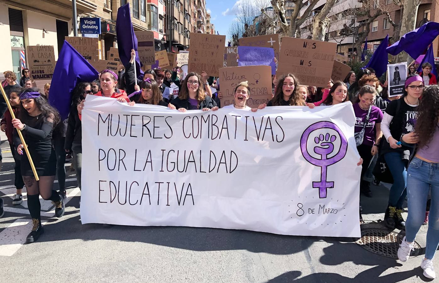 Fotos: Tres mil jóvenes participan en la manifestación estudiantil en el Día de la Mujer en Logroño