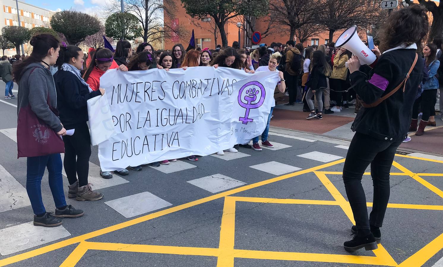 Fotos: Tres mil jóvenes participan en la manifestación estudiantil en el Día de la Mujer en Logroño