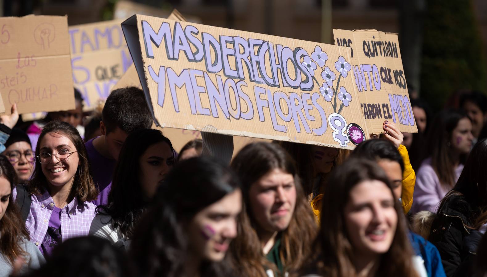 Fotos: La manifestación feminista estudiantil en Logroño, de camino a La Concha