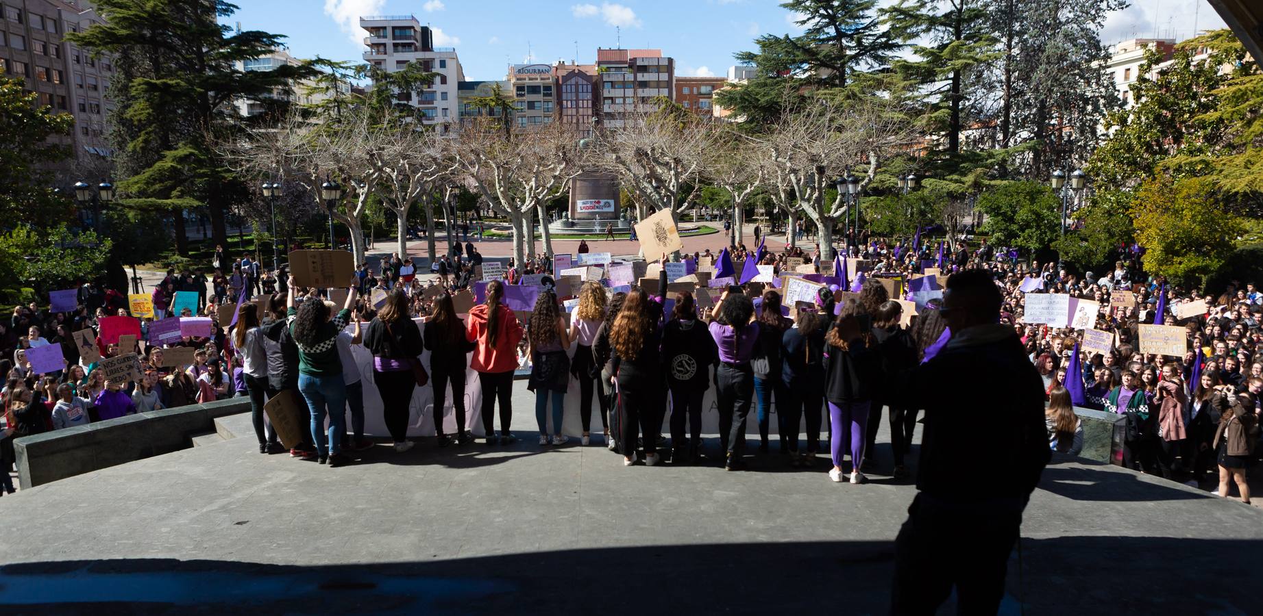 Fotos: La manifestación feminista estudiantil en Logroño, de camino a La Concha