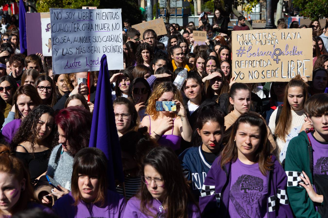 Fotos: La manifestación feminista estudiantil en Logroño, de camino a La Concha