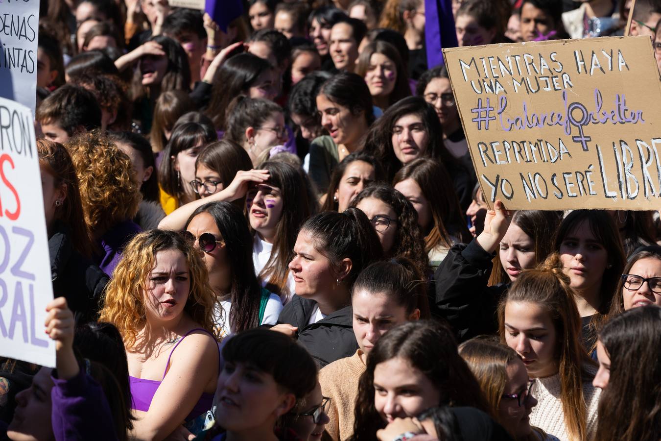 Fotos: La manifestación feminista estudiantil en Logroño, de camino a La Concha