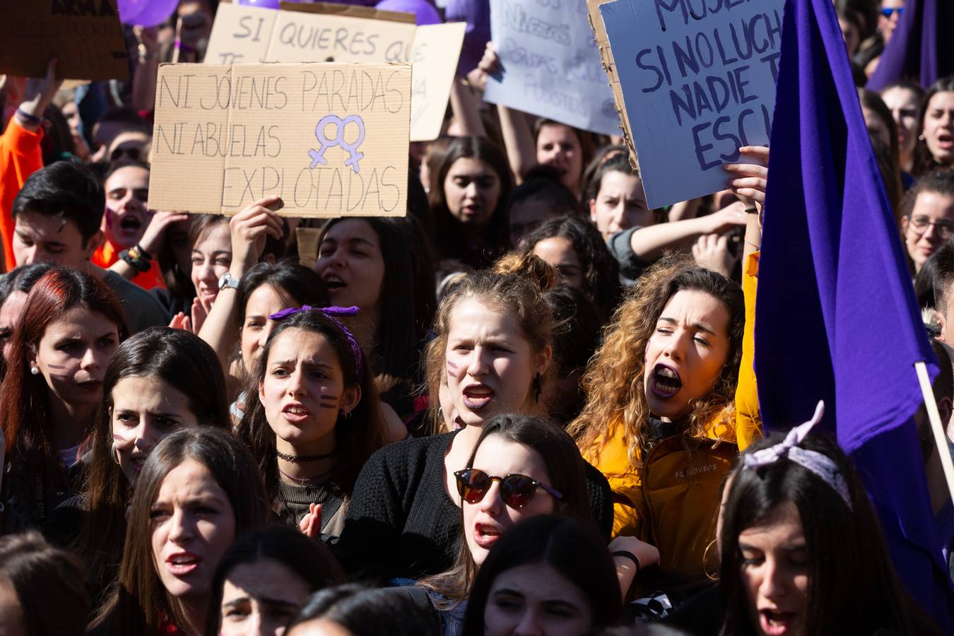 Fotos: La manifestación feminista estudiantil en Logroño, de camino a La Concha