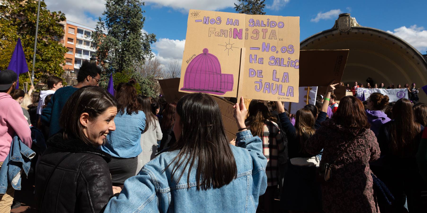 Fotos: La manifestación feminista estudiantil en Logroño, de camino a La Concha