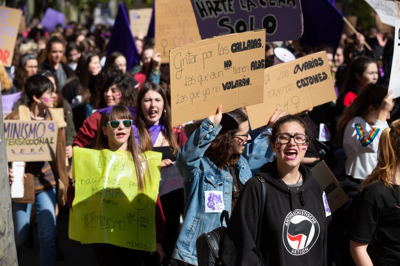 Fotos: La manifestación feminista estudiantil en Logroño, de camino a La Concha