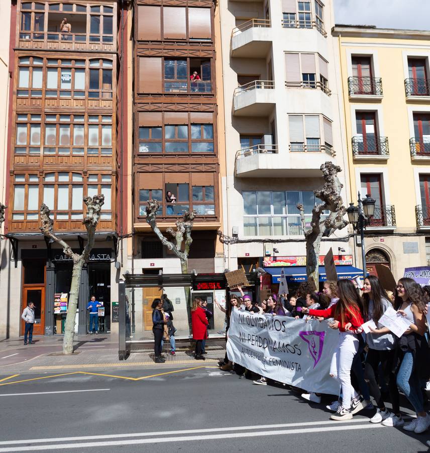 Fotos: La manifestación feminista estudiantil en Logroño, de camino a La Concha