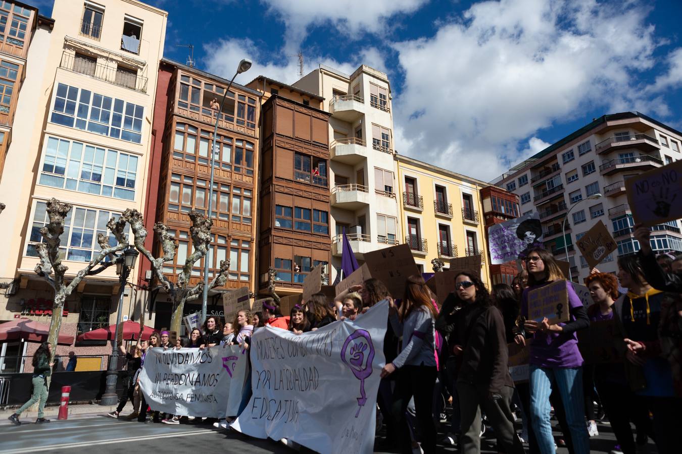 Fotos: La manifestación feminista estudiantil en Logroño, de camino a La Concha