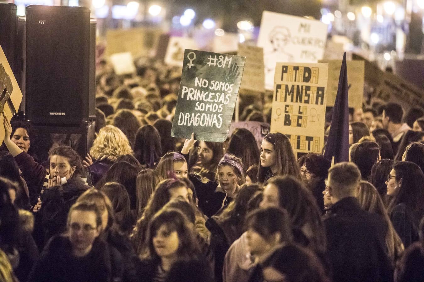 Fotos: La manifestación del Día de la Mujer llena al anocchecer las calles de Logroño