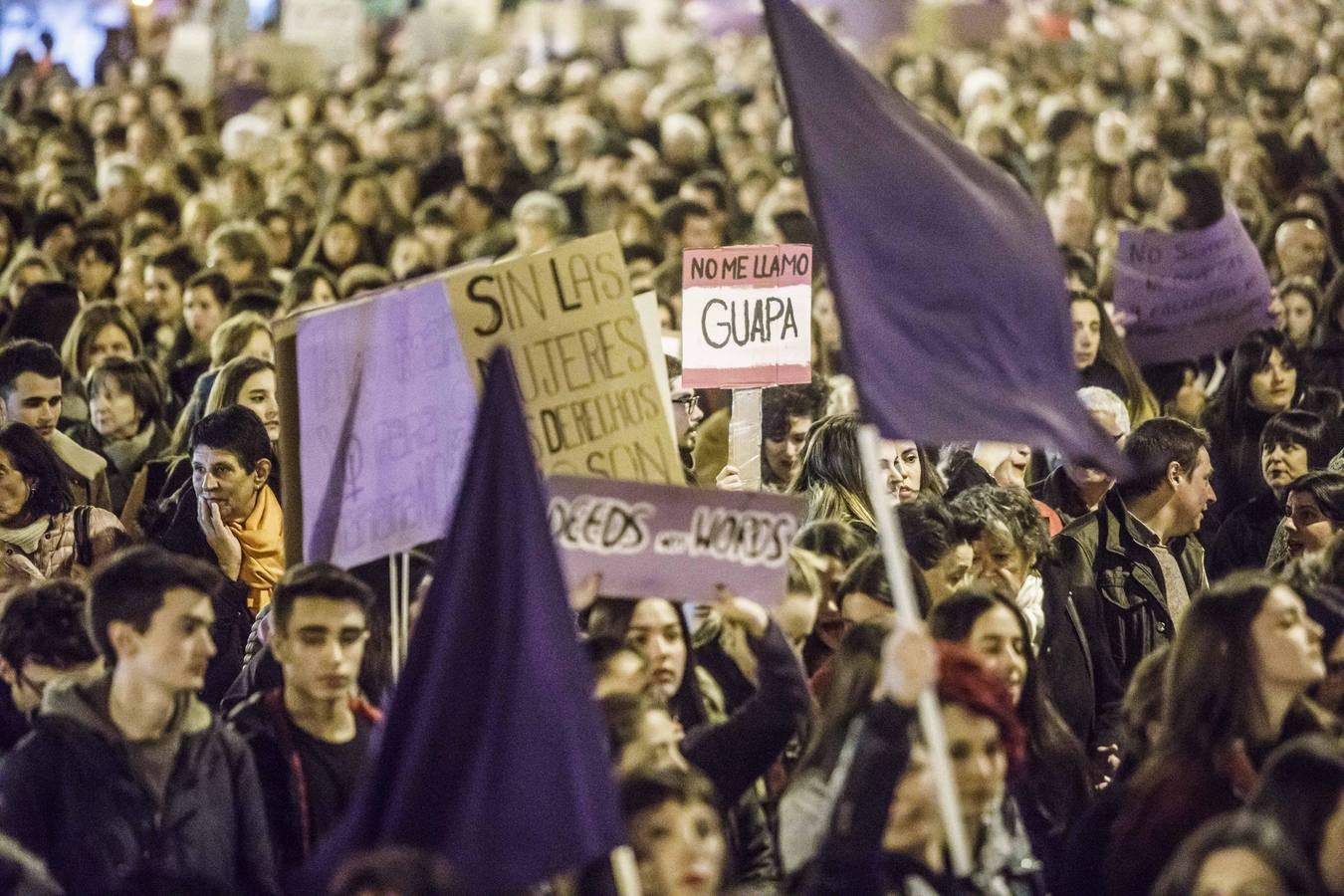 Fotos: La manifestación del Día de la Mujer llena al anocchecer las calles de Logroño