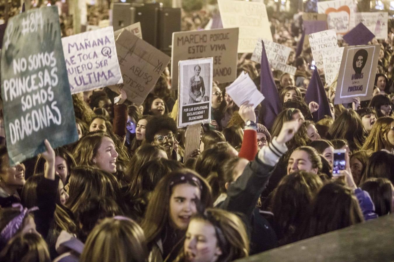 Fotos: La manifestación del Día de la Mujer llena al anocchecer las calles de Logroño