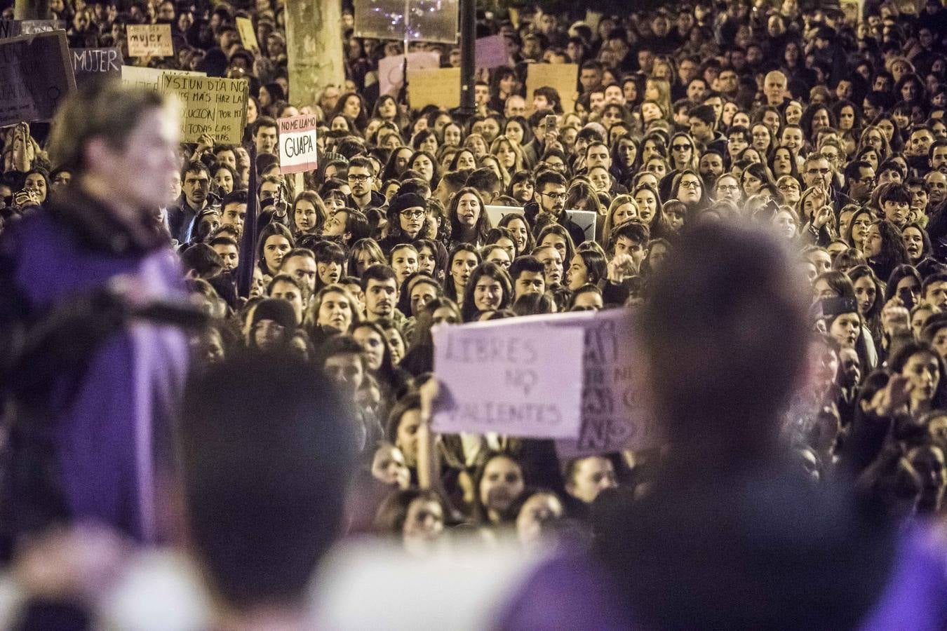 Fotos: La manifestación del Día de la Mujer llena al anocchecer las calles de Logroño