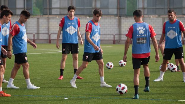 Paredes, Santos, Bobadilla, Víctor y Vitoria juegan un rondo.: