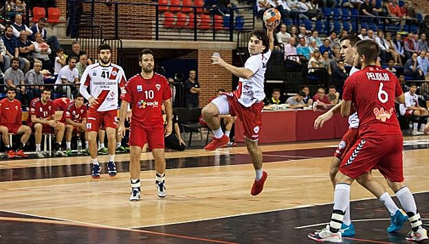 Erik Balenciaga dispara a portería en el partido de ida disputado en el Palacio de los Deportes. :: 
