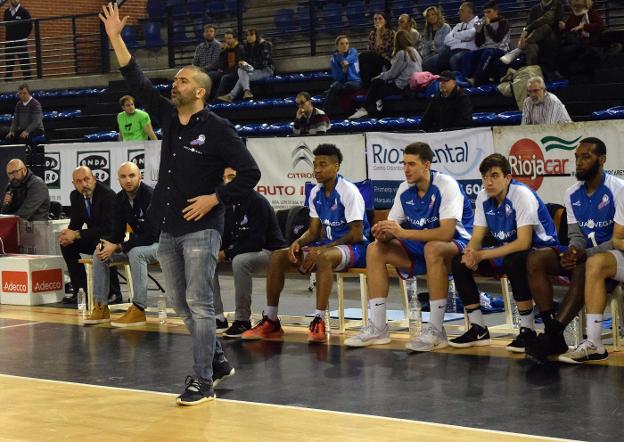 Jenaro Díaz da órdenes desde el banquillo del Rioja Vega. 