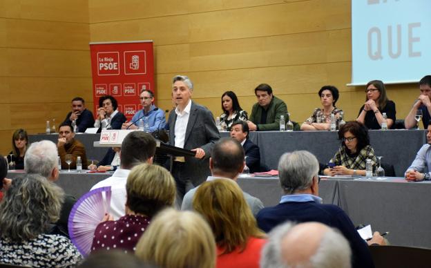 El secretario general del PSOE, Francisco Ocón, durante su intervención en el Comité Regional celebrado ayer en las instalaciones de Riojafórum. 