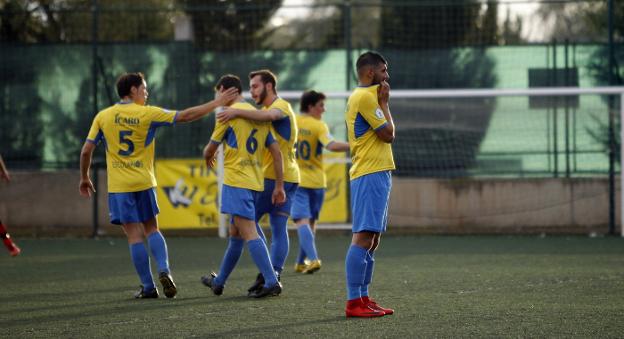 Los jugadores del Calasancio animan a Víctor Nicolás. :: justo rodríguez