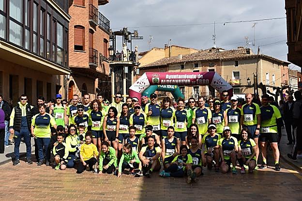  Los anfitriones. El Club Atletismo Entreviñas de Aldeanueva de Ebro, antes de comenzar la carrera de ayer.