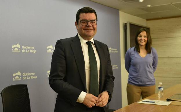 El consejero Alfonso Domínguez y la directora general de Tributos , Cristina Bella, momentos antes de la rueda de prensa de hoy. 