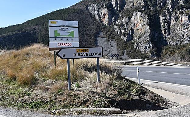 Cartel de 'cerrado' en la carretera de acceso a la finca. 
