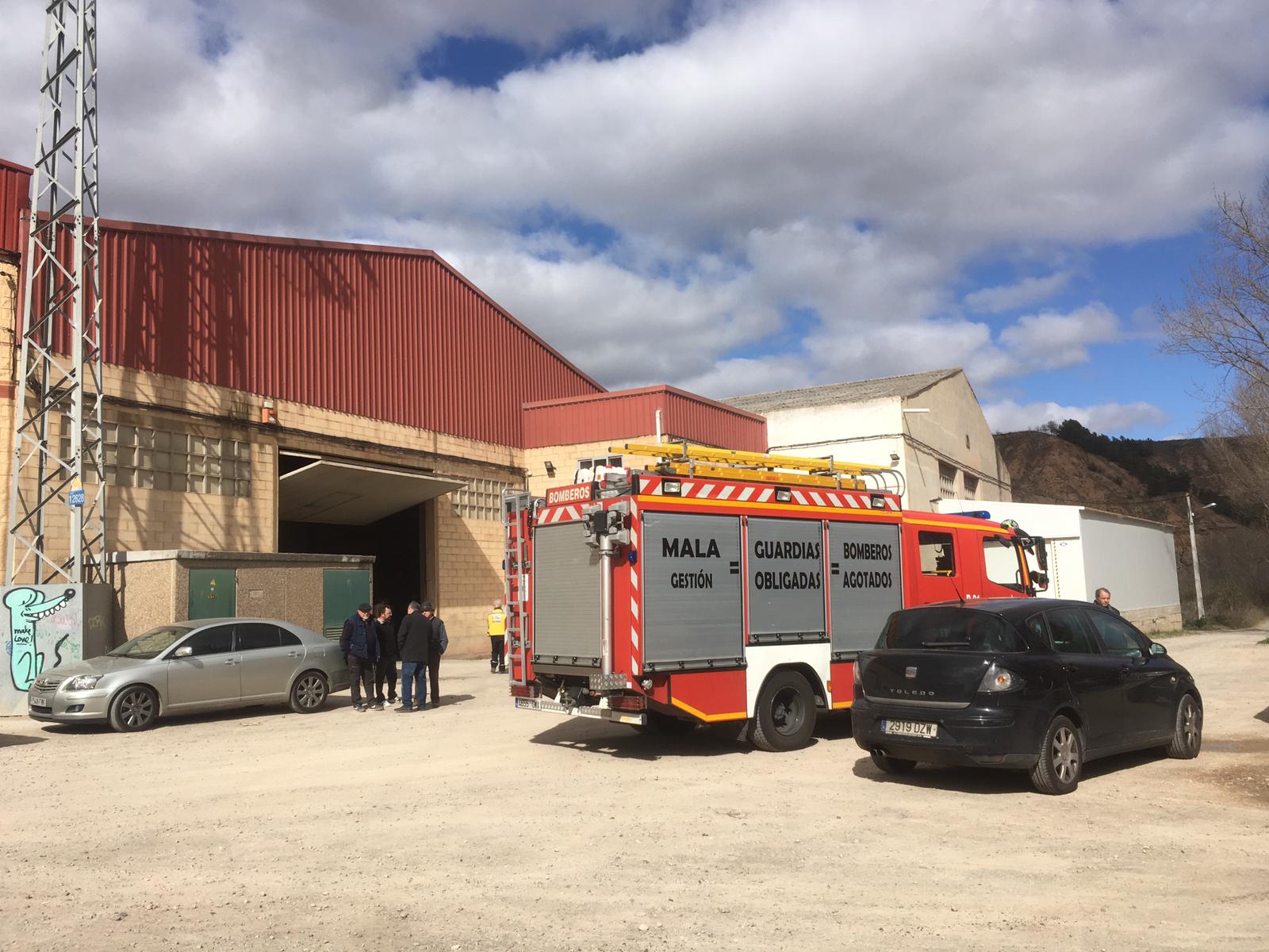 Servicios de emergencia ante la puerta de Frutas Pisón