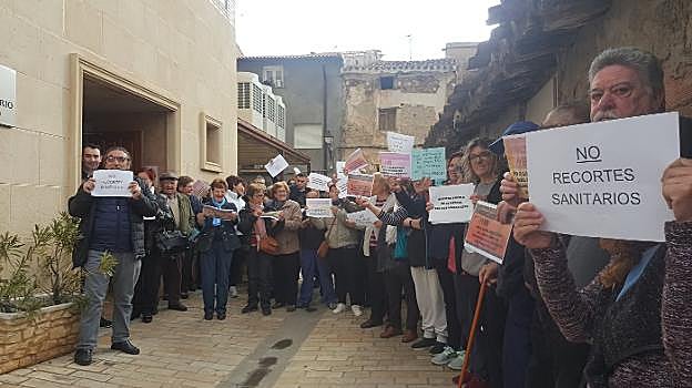 Vecinos concentrados a las puertas del consultorio médico de Ribafrecha, con carteles contra los recortes sanitarios. :: 