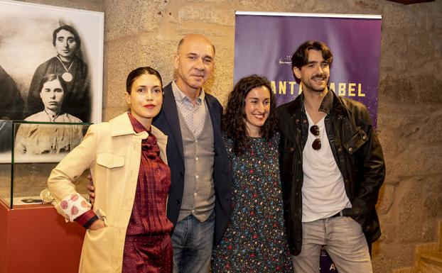 Los actores protagonistas de 'El Santa Isabel' y la directora Paula Cons.