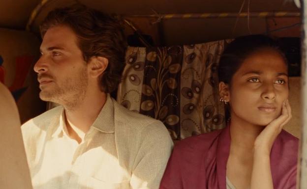 Roman Kolinka y Aarshi Banerjee en 'Maya'.