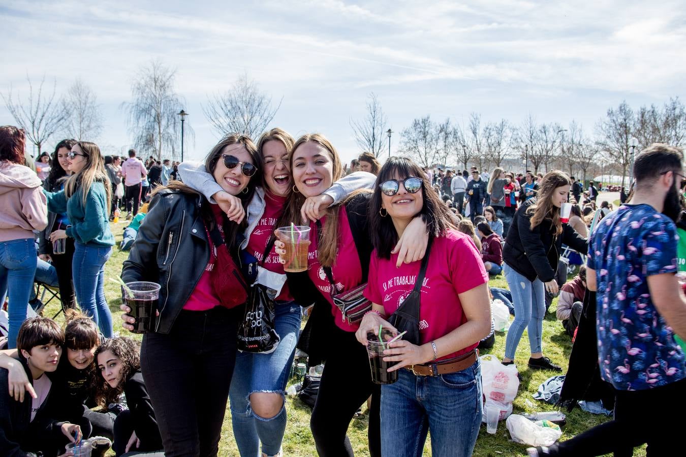 Cientos de estudiantes se reúnen, una año más, para celebrar la multitudinaria fiesta universitaria