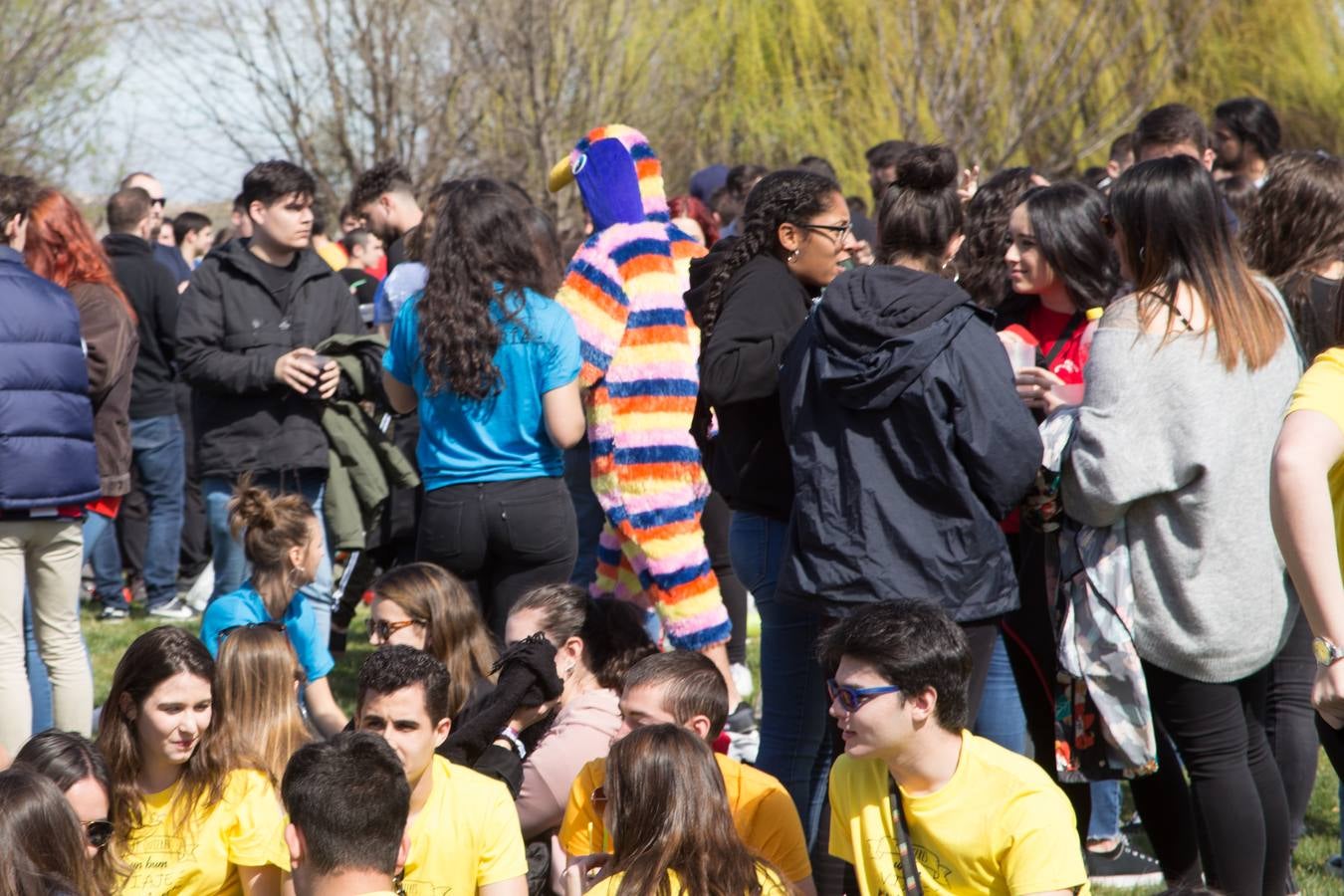 Cientos de estudiantes se reúnen, una año más, para celebrar la multitudinaria fiesta universitaria