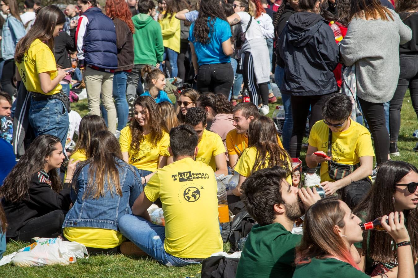 Cientos de estudiantes se reúnen, una año más, para celebrar la multitudinaria fiesta universitaria