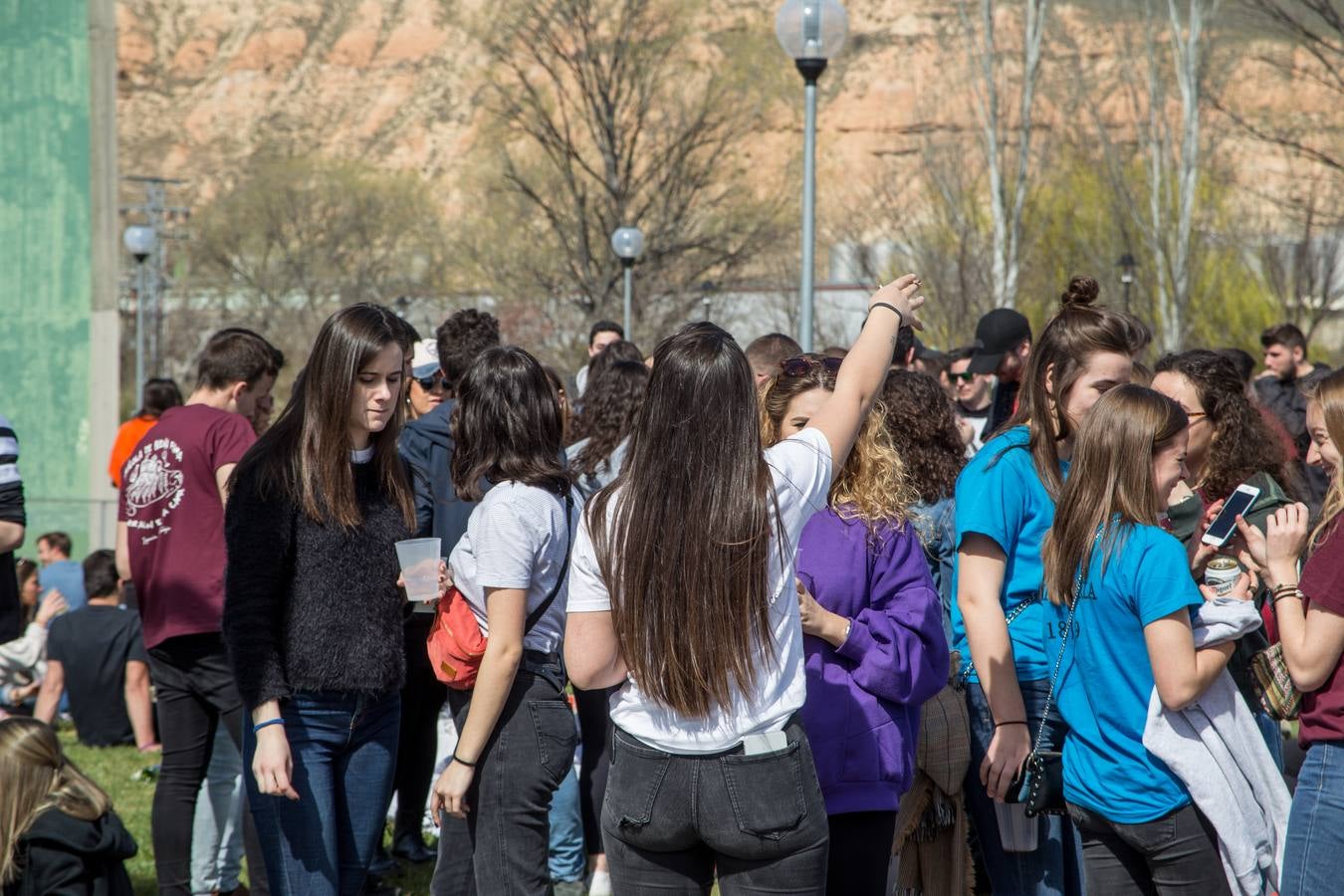 Cientos de estudiantes se reúnen, una año más, para celebrar la multitudinaria fiesta universitaria