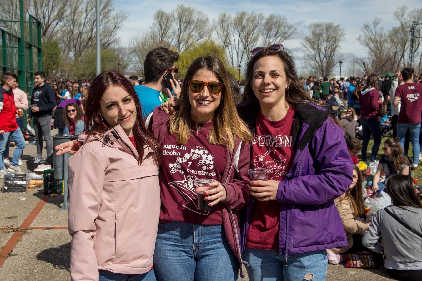 Cientos de estudiantes se reúnen, una año más, para celebrar la multitudinaria fiesta universitaria