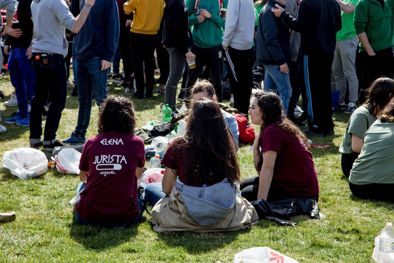 Cientos de estudiantes se reúnen, una año más, para celebrar la multitudinaria fiesta universitaria
