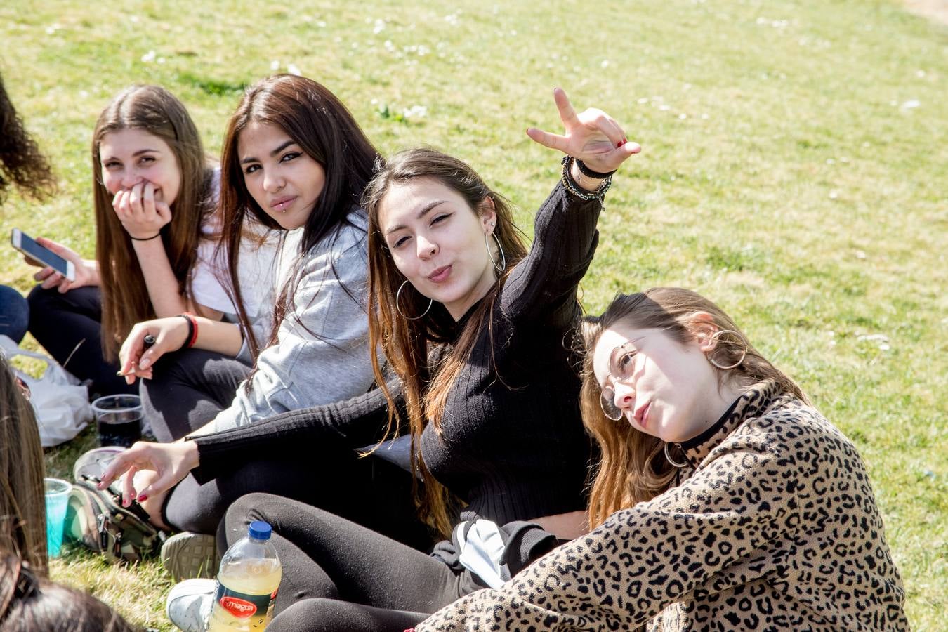 Cientos de estudiantes se reúnen, una año más, para celebrar la multitudinaria fiesta universitaria