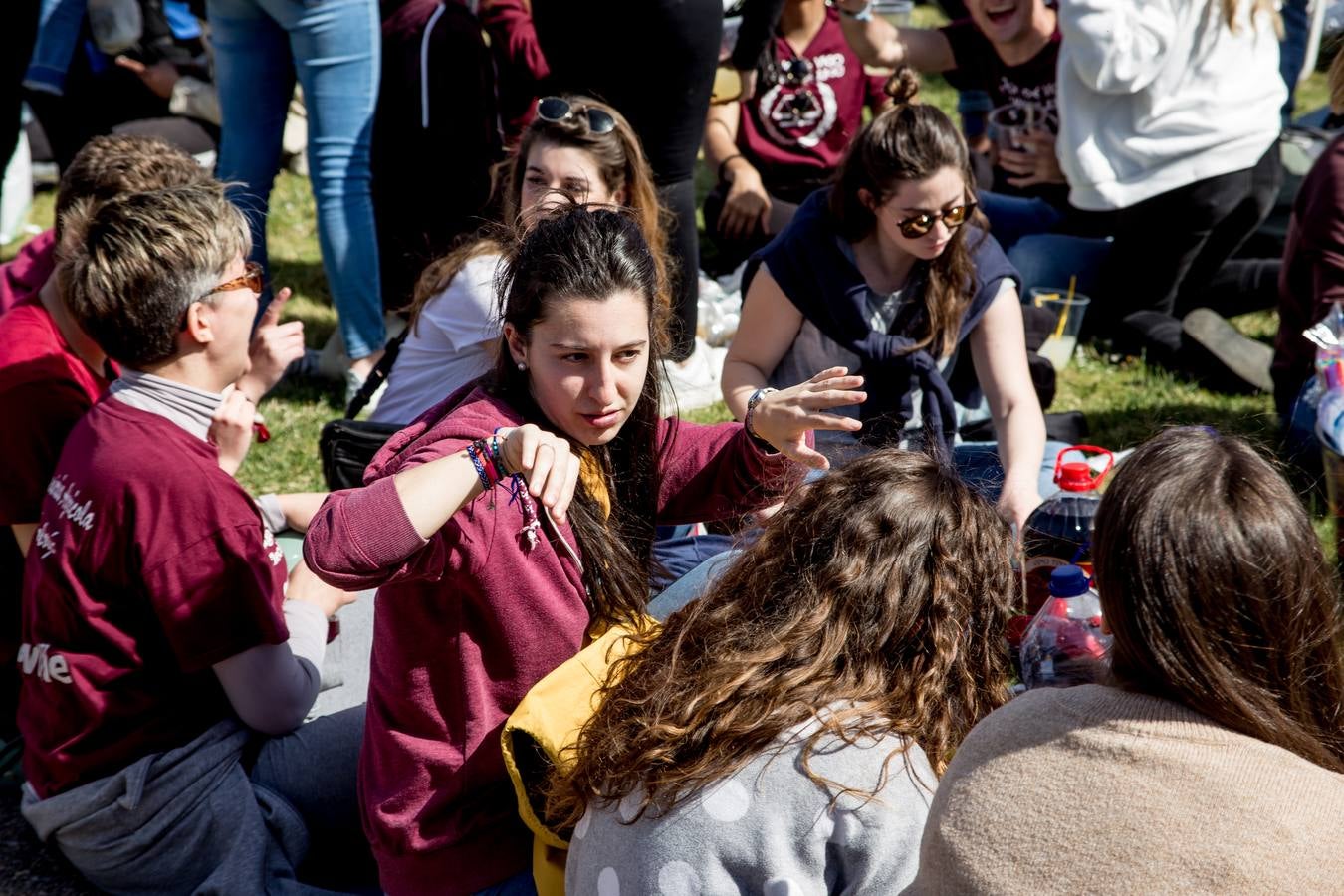 Cientos de estudiantes se reúnen, una año más, para celebrar la multitudinaria fiesta universitaria