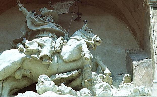 Imagen de Santiago «Matamoros», a caballo, empuñando un sable y con cabezas de musulmanes en el suelo, en la fachada de la parroquia de Santiago el Real de Logroño.