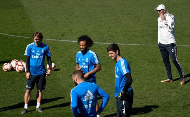 Zidane supervisa el entrenamiento de este viernes en Valdebebas. 