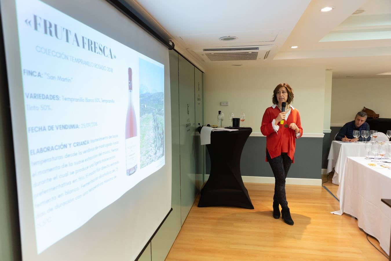 Esperanza Elías, enóloga de Rioja Vega, presentó los nuevos vinos de la bodega de Viana.