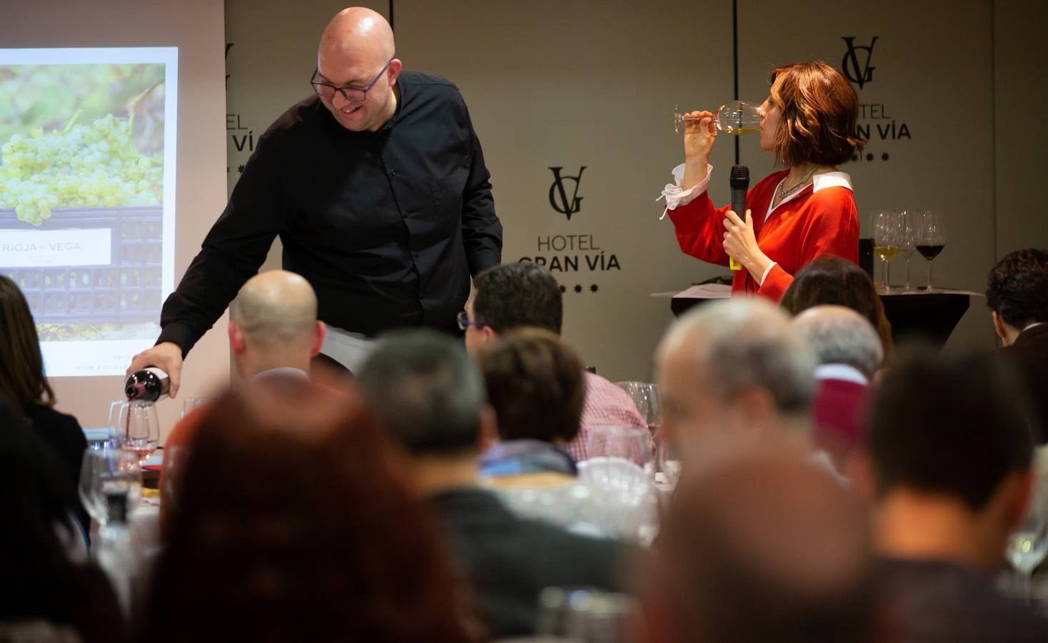 Esperanza Elías, enóloga de Rioja Vega, presentó los nuevos vinos de la bodega de Viana.