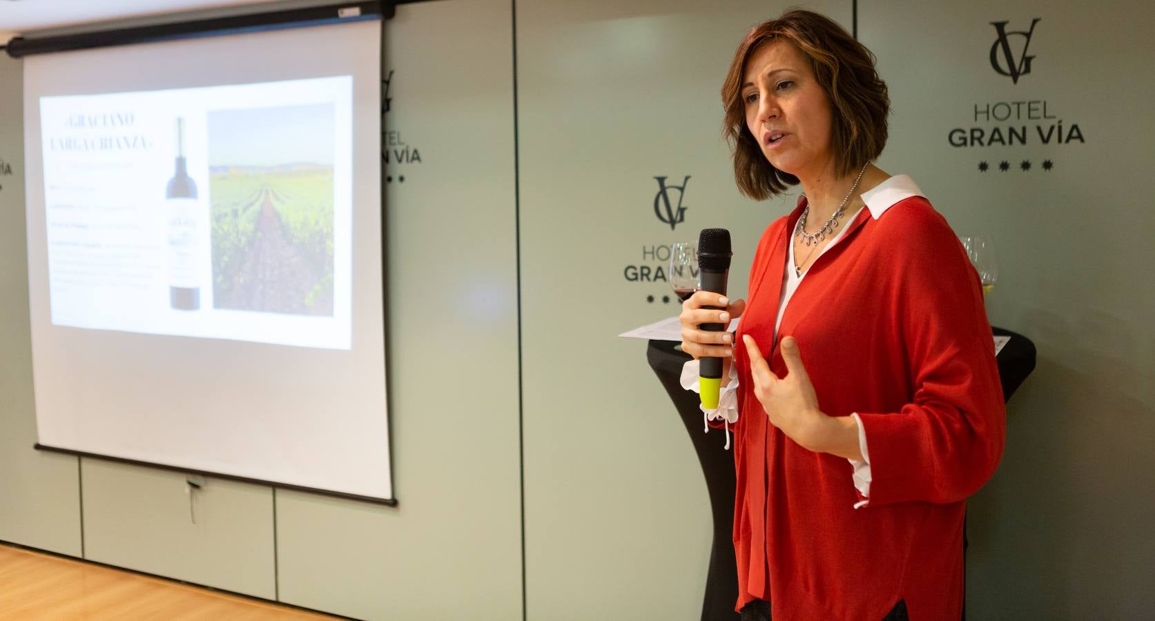 Esperanza Elías, enóloga de Rioja Vega, presentó los nuevos vinos de la bodega de Viana.