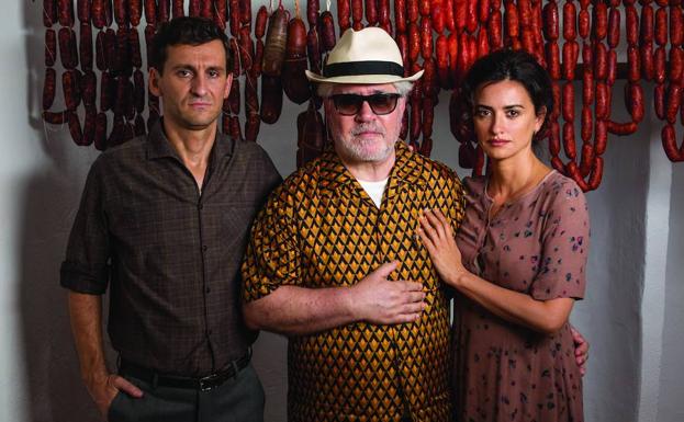 Pedro Almodóvar con Raúl Arévalo y Penélope Cruz en el set de 'Dolor y gloria'. 