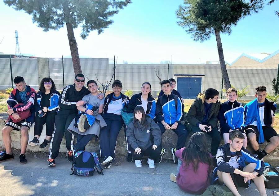 Más de 800 jóvenes se reúnen en el Bachillerato Santa María para jugar a fútbol, baloncesto y voleibol
