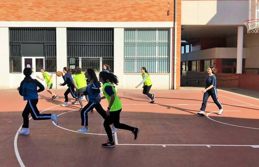 Más de 800 jóvenes se reúnen en el Bachillerato Santa María para jugar a fútbol, baloncesto y voleibol
