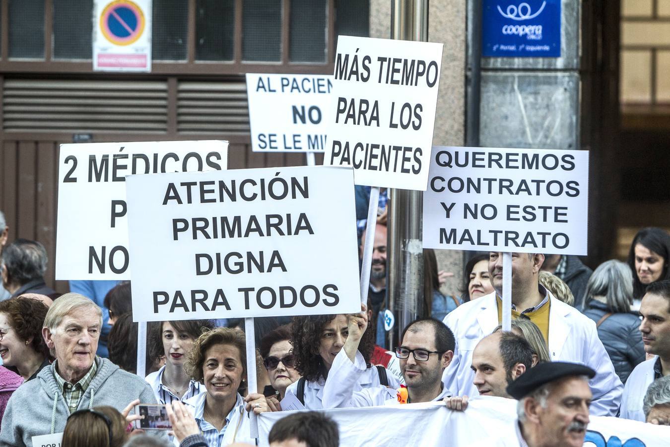 Cerca de un millar de personas se han manifestado este sábado en Logroño frente a la Consejería de Salud para pedir mejoras en la Atención Primaria.