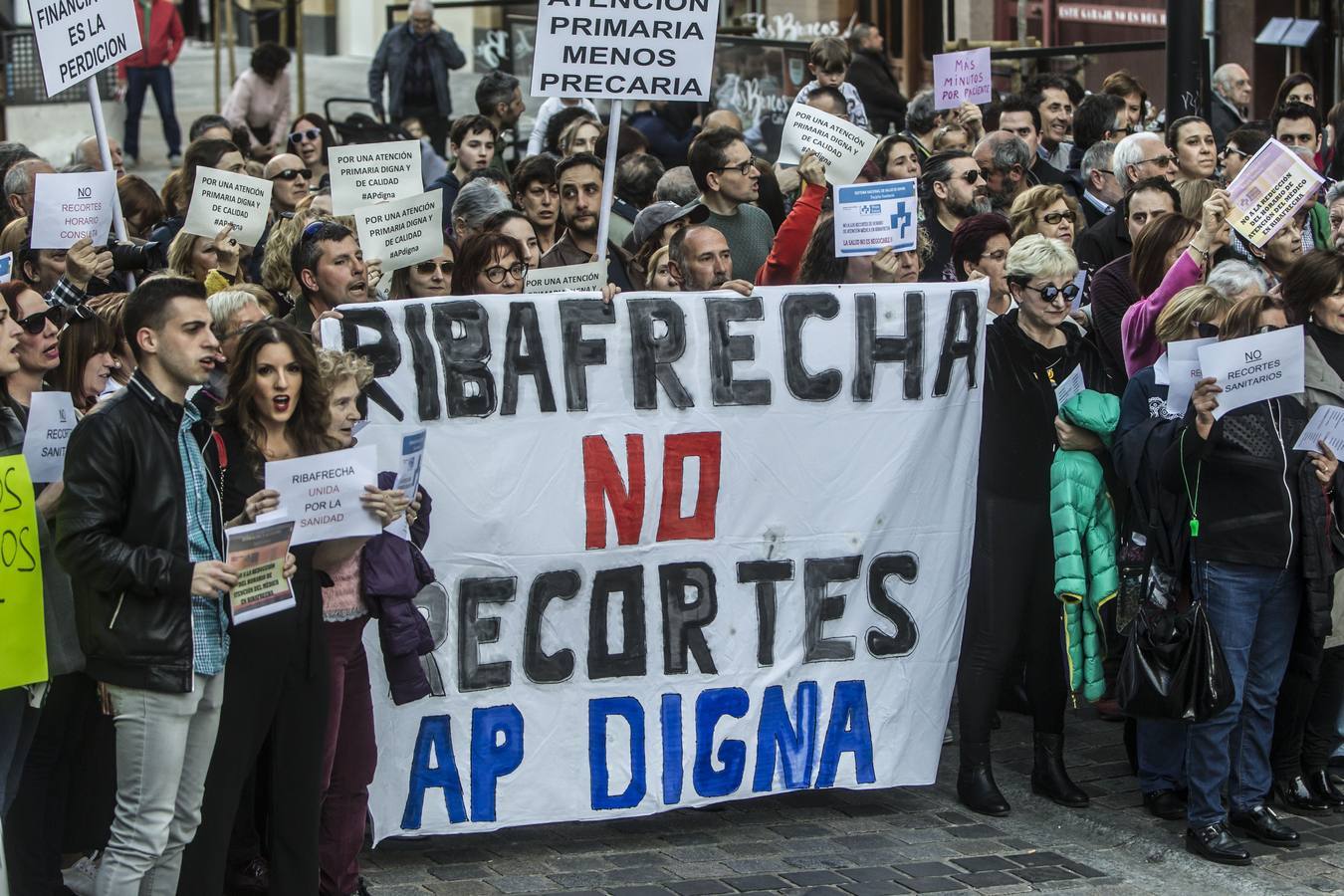 Cerca de un millar de personas se han manifestado este sábado en Logroño frente a la Consejería de Salud para pedir mejoras en la Atención Primaria.