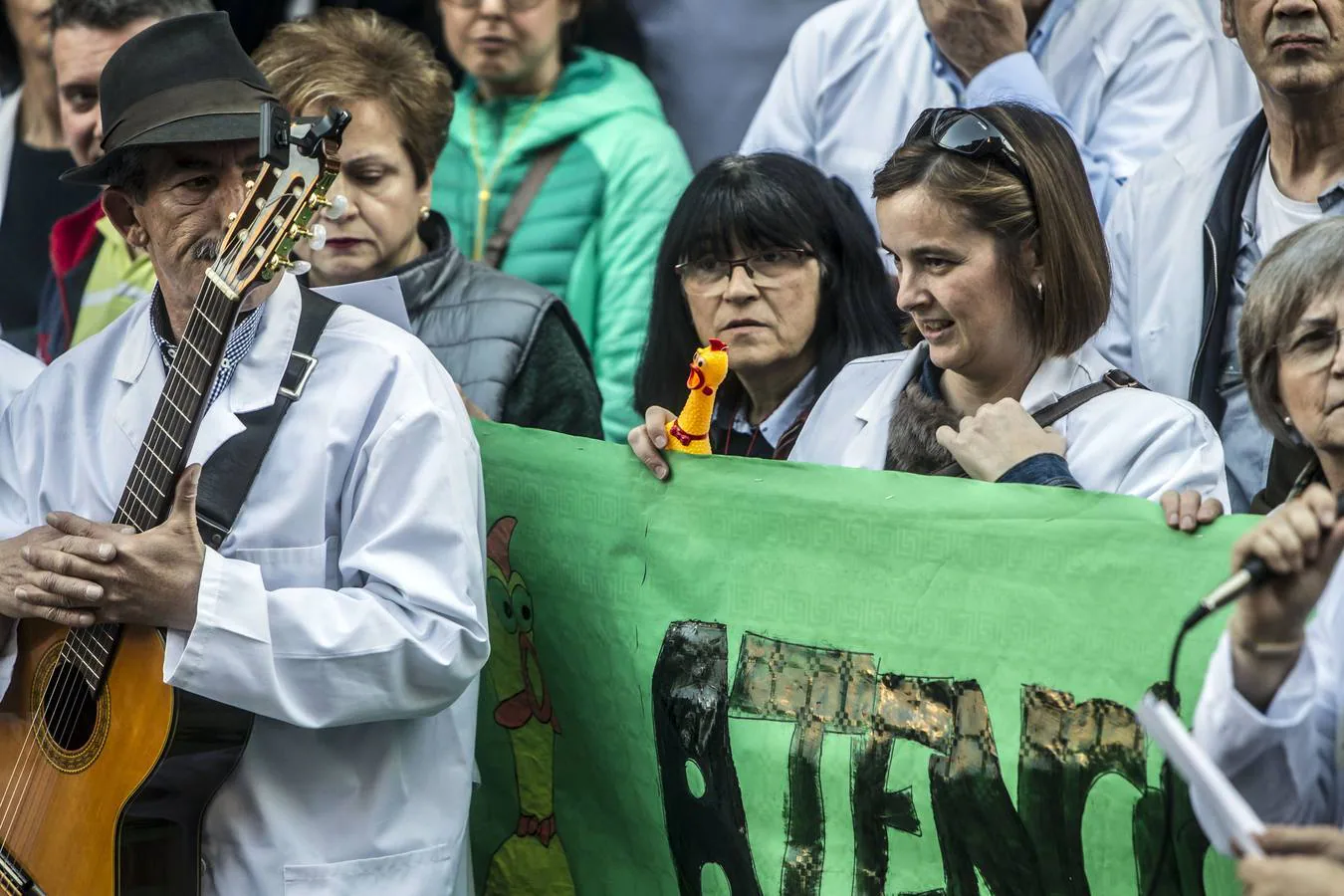 Cerca de un millar de personas se han manifestado este sábado en Logroño frente a la Consejería de Salud para pedir mejoras en la Atención Primaria.