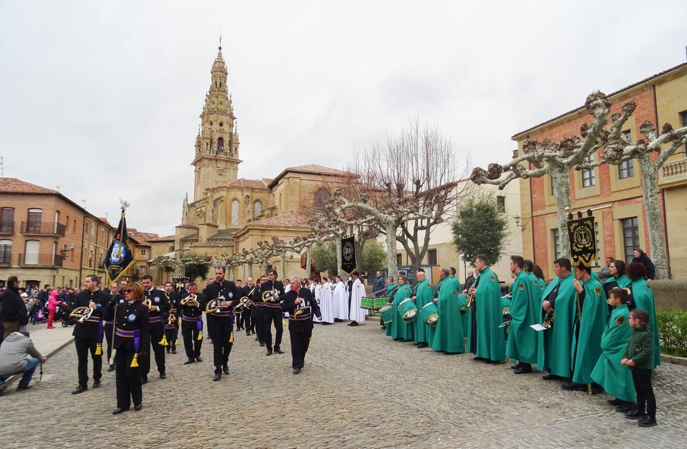 Exaltación de bandas de Semana Santa que se ha celebrado en Santo Domingo de la Calzada, con la participación, además de la anfitriona, de las de Murchante (Navarra), de la Entrada de Jesús en Jerusalén (Murillo de Río Leza), y de la Santa Vera Cruz (Pradejón).