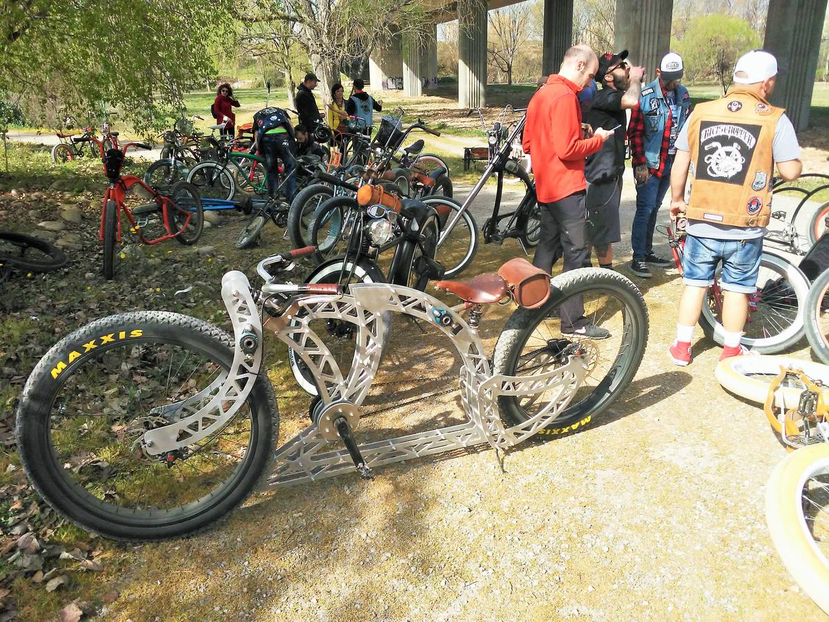 Un pelotón de máquinas artesanas y tuneadas se concentra y pasea por la capital riojana